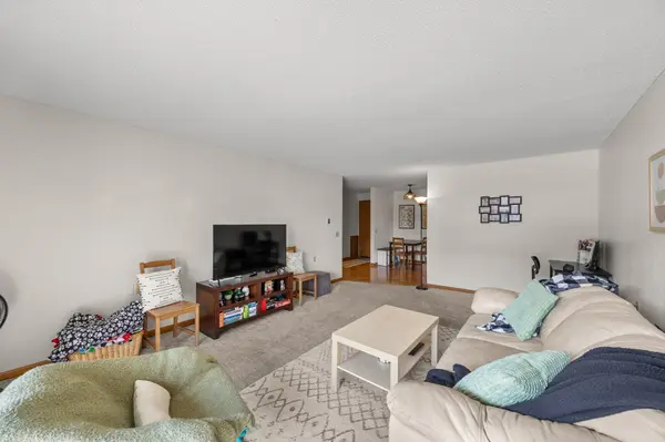 4 Pine Tree DR #212, Arden Hills, MN 55112