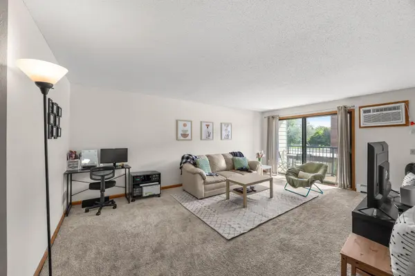 4 Pine Tree DR #212, Arden Hills, MN 55112