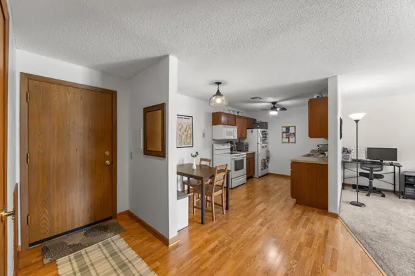 4 Pine Tree DR #212, Arden Hills, MN 55112