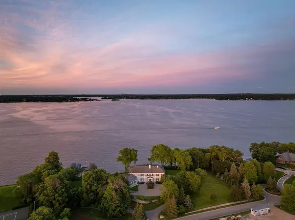 1480 Bracketts Point RD, Wayzata, MN 55391