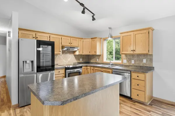 909 Winsome WAY NE, Isanti, MN 55040