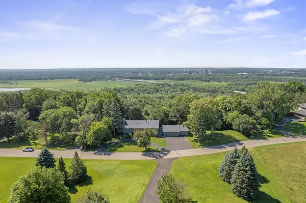 565 Lakota LN, Chaska, MN 55318