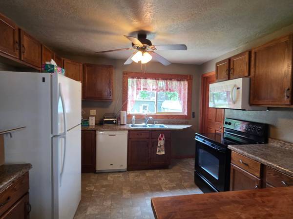 321 Sioux ST, Holland, MN 56139