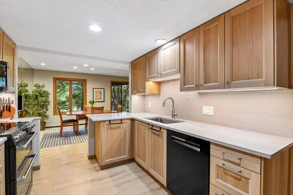 6051 Laurel AVE #112, Golden Valley, MN 55416