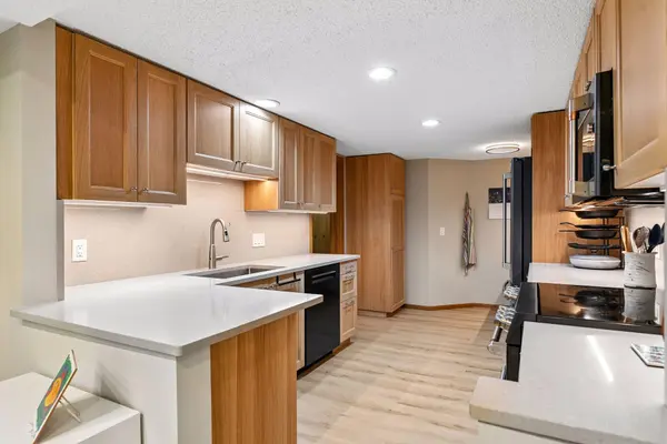 6051 Laurel AVE #112, Golden Valley, MN 55416
