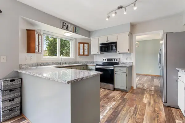 864 Winterberry CT, Woodbury, MN 55125