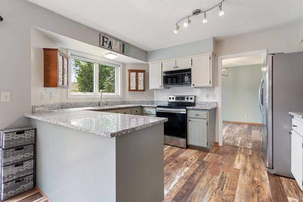 864 Winterberry CT, Woodbury, MN 55125