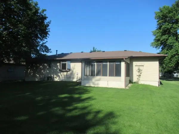 513 S Elizabeth AVE, Hills, MN 56138