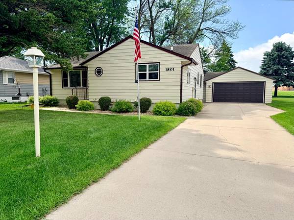 1801 S Shore DR, Worthington, MN 56187