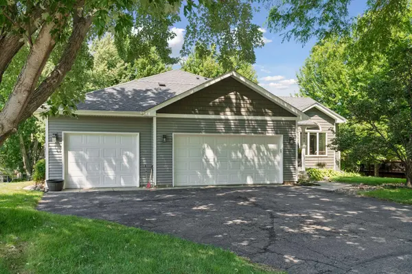 2105 Grimm RD, Chaska, MN 55318