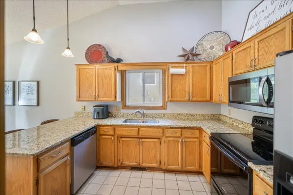 512 Hyde AVE N, Mahtomedi, MN 55115