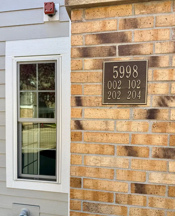 5998 Chasewood Pkwy #002, Minnetonka, MN 55343