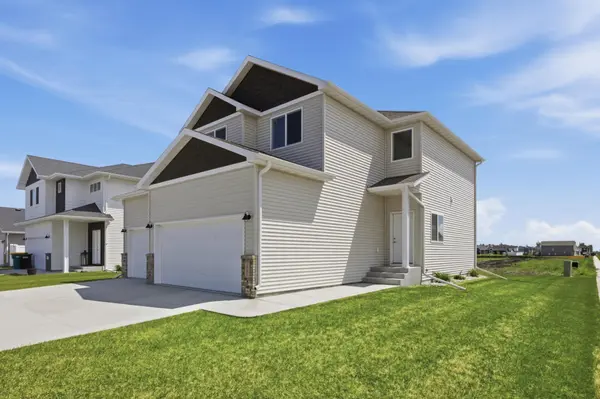 5555 Lori LN W, West Fargo, ND 58078