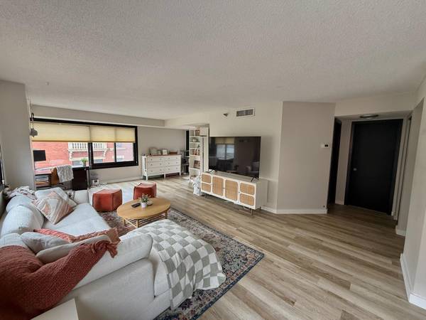 26 10th ST W #402, Saint Paul, MN 55102