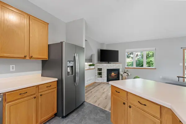 1416 Mcandrews RD E, Burnsville, MN 55337