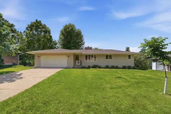 635 Iona LN, Roseville, MN 55113