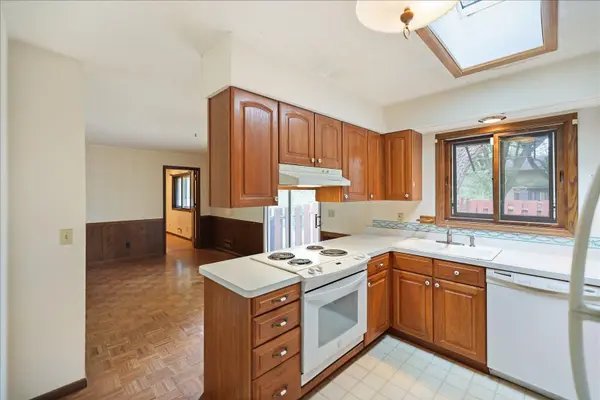 13009 Lakeview DR, Burnsville, MN 55337