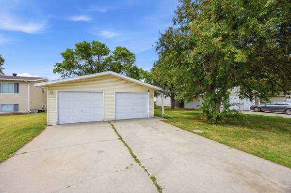 910-912 32nd ST N, Fargo, ND 58102