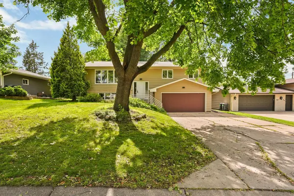 4018 Shamrock DR NE, Saint Anthony, MN 55421
