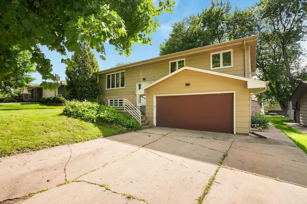 4018 Shamrock DR NE, Saint Anthony, MN 55421
