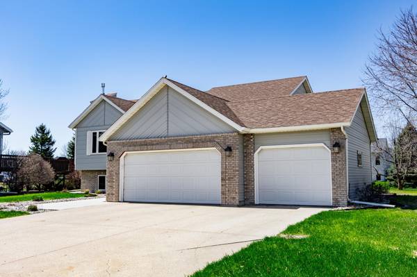 2715 33rd ST S, Fargo, ND 58103