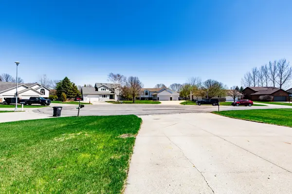 2715 33rd ST S, Fargo, ND 58103