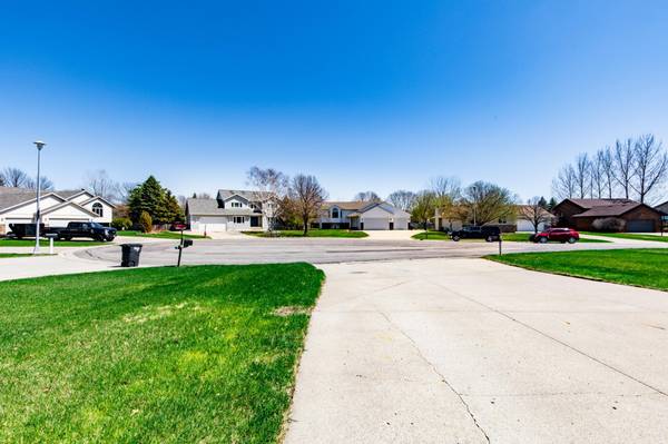 2715 33rd ST S, Fargo, ND 58103