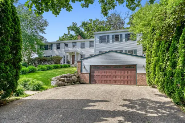 211 Paisley LN, Golden Valley, MN 55422