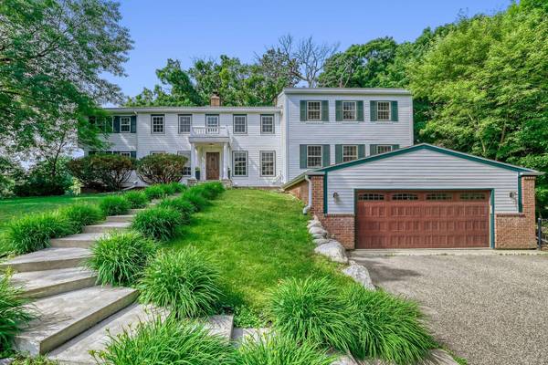 211 Paisley LN, Golden Valley, MN 55422