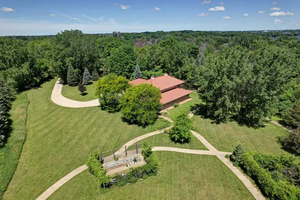 185 Pioneer TRL, Chanhassen, MN 55317