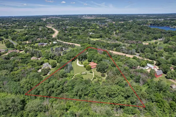 185 Pioneer TRL, Chanhassen, MN 55317