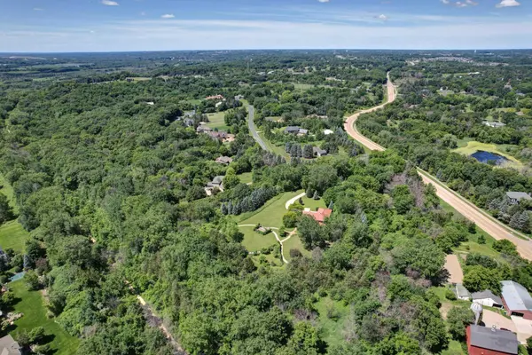 185 Pioneer TRL, Chanhassen, MN 55317