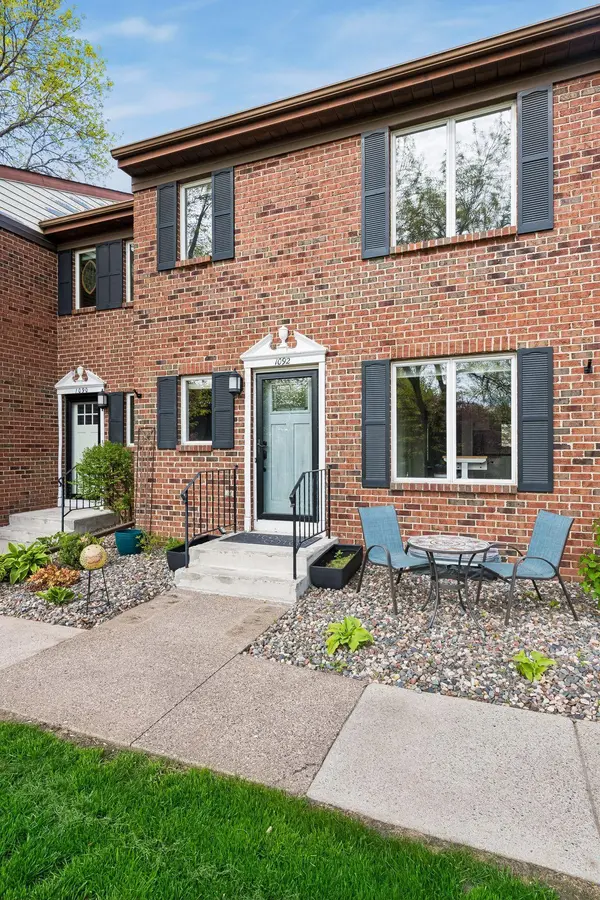 1092 Ivy Hill DR, Mendota Heights, MN 55118
