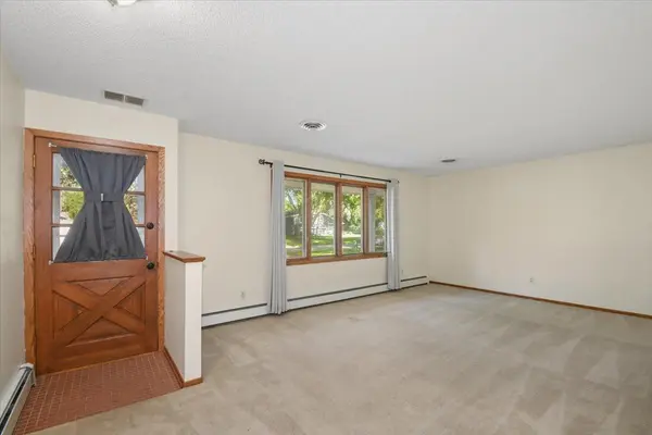 300 Quaker LN N, Plymouth, MN 55441