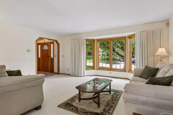 156 Red Oaks DR, Vadnais Heights, MN 55127