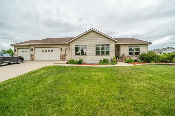969 32nd ST S, Moorhead, MN 56560