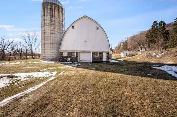 48050 Old River Bluff RD, Saint Peter, MN 56082