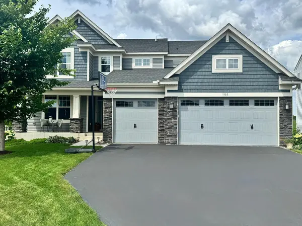 1562 Edgebrook LN, Carver, MN 55315