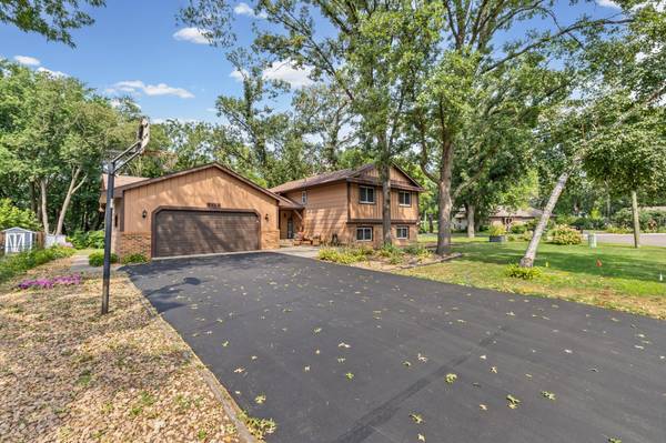 8454 Pleasant View DR, Mounds View, MN 55112