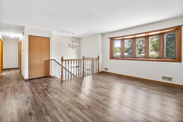 2090 Carnelian LN, Eagan, MN 55122