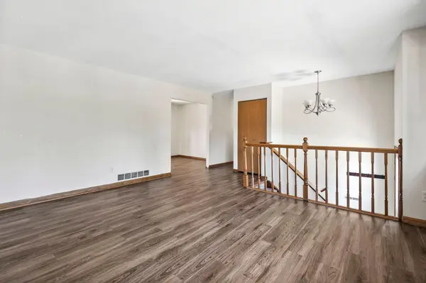 2090 Carnelian LN, Eagan, MN 55122