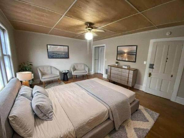 909 27th Ave. NE, Minneapolis, MN 55418