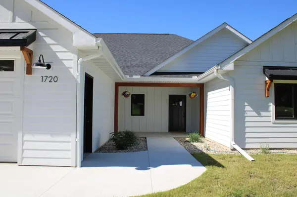 1720 High Tail LN, Mankato, MN 56001