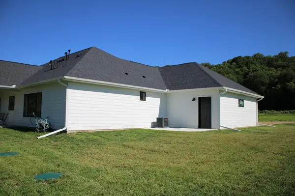 1720 High Tail LN, Mankato, MN 56001