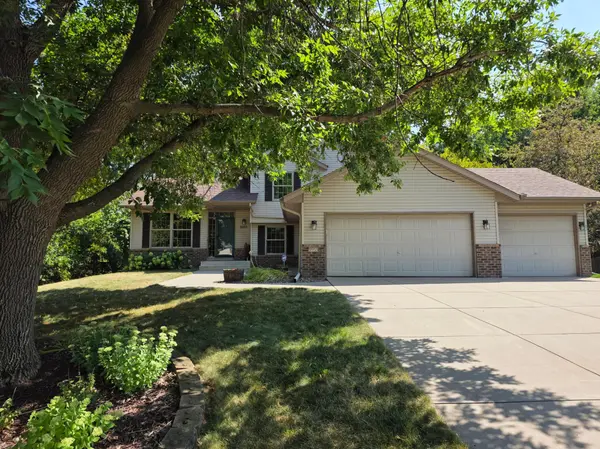 9953 Starlight DR, Woodbury, MN 55125