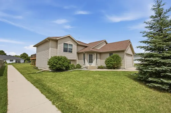 1534 Woodridge LN, West Fargo, ND 58078