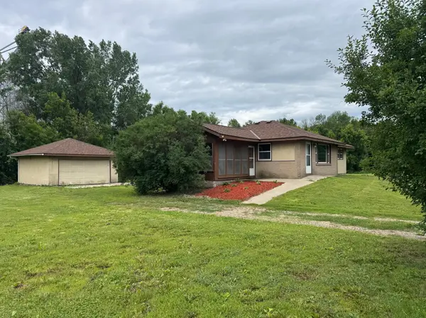 435 W Ottawa ST, Le Center, MN 56057