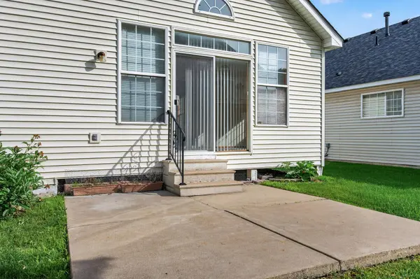 442 Meadowood LN, Burnsville, MN 55337