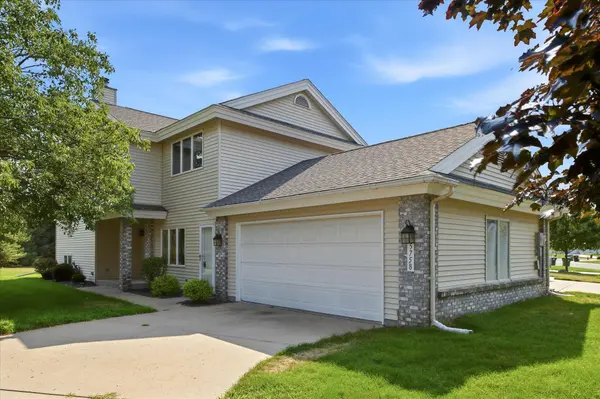 5758 Heather Ridge DR, North Saint Paul, MN 55126