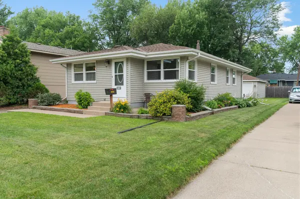 6738 Knoll ST N, Golden Valley, MN 55427